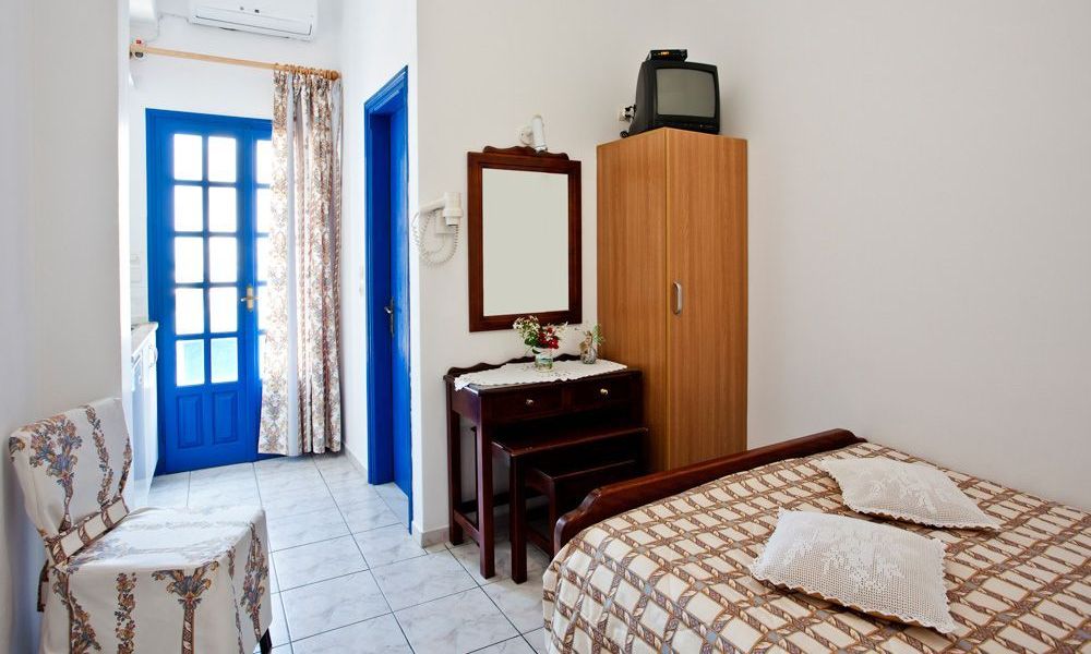 santorini-studios-for-rent-12